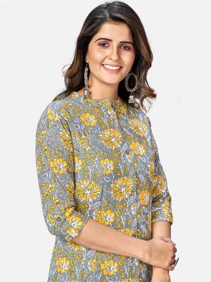 Women's Flower Print A-Line Cotton Grey Kurta With Multiple Slit 5