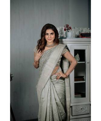Shraddha arya Grey woven silk blend saree with blouse 4