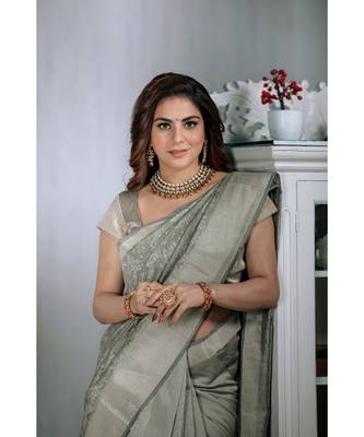 Shraddha arya Grey woven silk blend saree with blouse 5