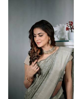 Shraddha arya Grey woven silk blend saree with blouse 6