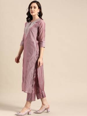 Women Mauve Zari Yoke Design Chanderi Silk Kurta With Trousers & Dupatta 2