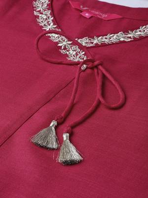 Women Magenta Embroidered Straight Kurta 3