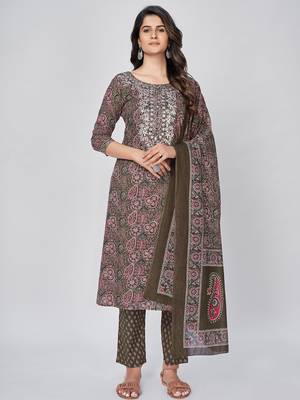 Women's Print & Pitan Work Straight Cotton Green Kurta With Pant & Dupatta 1