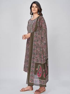 Women's Print & Pitan Work Straight Cotton Green Kurta With Pant & Dupatta 3