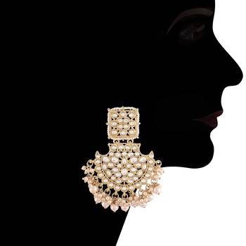 Traditional Pearl Kundan Studded Choker Jewellery Necklace Set with Maang Tikka for Women  4