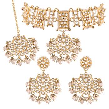 Traditional Pearl Kundan Studded Choker Jewellery Necklace Set with Maang Tikka for Women  1