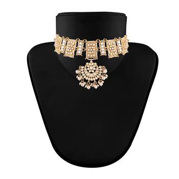 Traditional Pearl Kundan Studded Choker Jewellery Necklace Set with Maang Tikka for Women  2