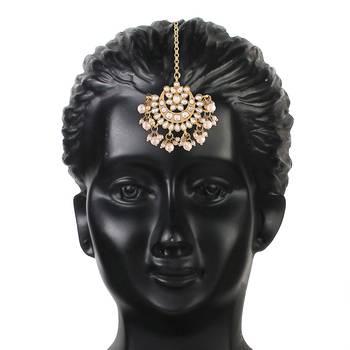Traditional Pearl Kundan Studded Choker Jewellery Necklace Set with Maang Tikka for Women  3