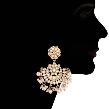 Traditional Pearl Kundan Studded Choker Jewellery Necklace Set with Maang Tikka for Women  4