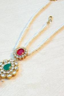 COLORED STONE MAANG TIKKA