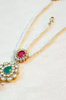 COLORED STONE MAANG TIKKA