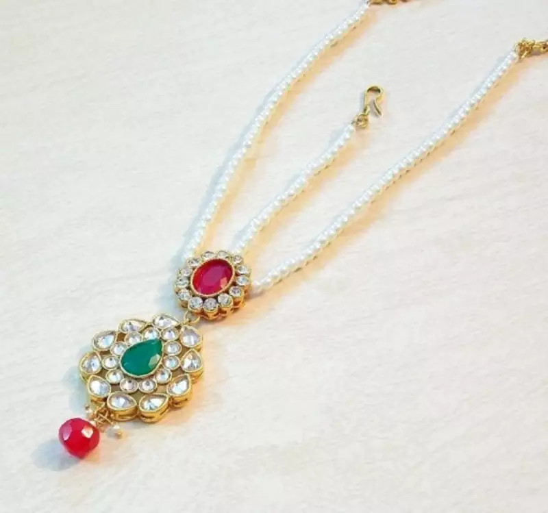 COLORED STONE MAANG TIKKA