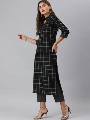 Black And White Woven Check Kurta With Trousers. 3