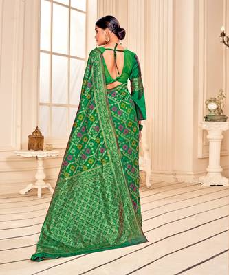 Green Soft Woven Silk Bandhani Saree 3