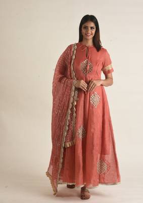 Hand embroidered pink kurta set 2