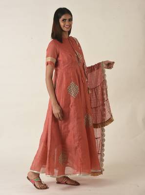 Hand embroidered pink kurta set 1