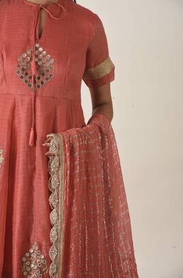 Hand embroidered pink kurta set 4