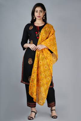 PeerShah Embroidered Kurta Set With Dupatta 1