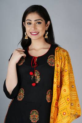 PeerShah Embroidered Kurta Set With Dupatta 3