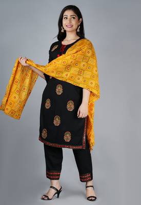 PeerShah Embroidered Kurta Set With Dupatta 4