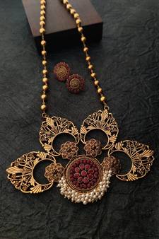 Golden Necklace Set in Pink Stone