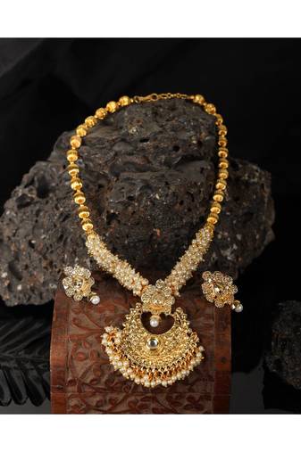 Traditional Party Wear Stone And Pearl Studded Gold Plated Jewellery Set