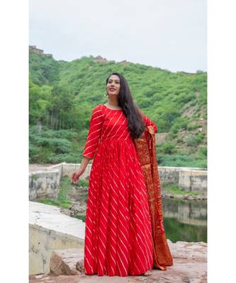 This is upada silk gown with hand tie and die leheriya along with banarsi dupatta 1