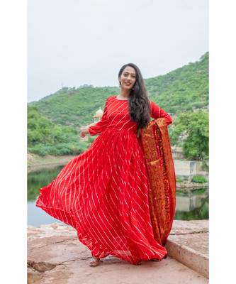 This is upada silk gown with hand tie and die leheriya along with banarsi dupatta 3
