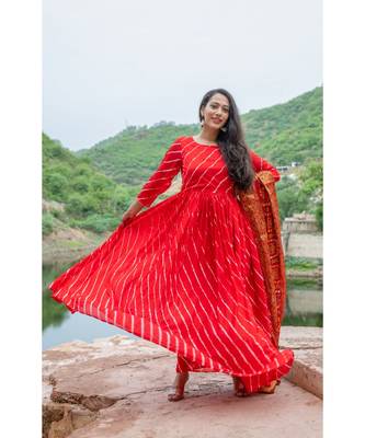 This is upada silk gown with hand tie and die leheriya along with banarsi dupatta 4