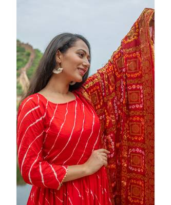 This is upada silk gown with hand tie and die leheriya along with banarsi dupatta 5