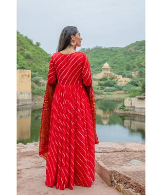 This is upada silk gown with hand tie and die leheriya along with banarsi dupatta 6