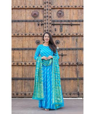 This is upada silk gown with hand tie and die leheriya along with banarsi dupatta 3