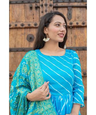 This is upada silk gown with hand tie and die leheriya along with banarsi dupatta 5