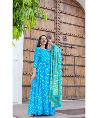 This is upada silk gown with hand tie and die leheriya along with banarsi dupatta 7