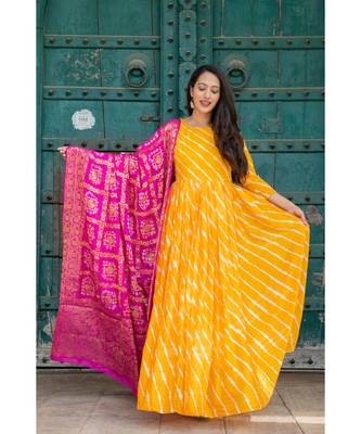This is upada silk gown with hand tie and die leheriya along with banarsi dupatta 3