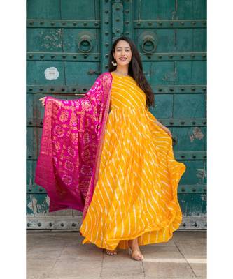 This is upada silk gown with hand tie and die leheriya along with banarsi dupatta 4