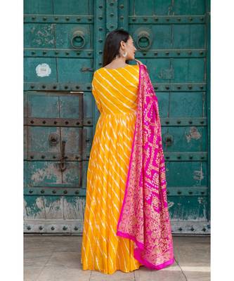 This is upada silk gown with hand tie and die leheriya along with banarsi dupatta 6