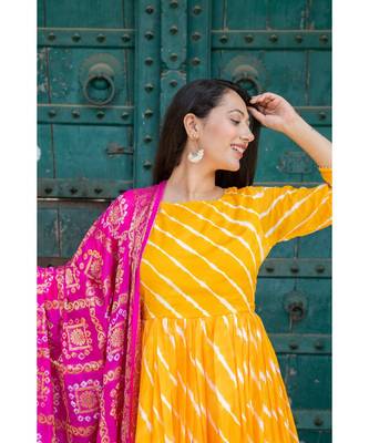 This is upada silk gown with hand tie and die leheriya along with banarsi dupatta 7