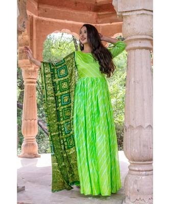 This is upada silk gown with hand tie and die leheriya along with banarsi dupatta 3