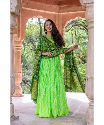 This is upada silk gown with hand tie and die leheriya along with banarsi dupatta 4