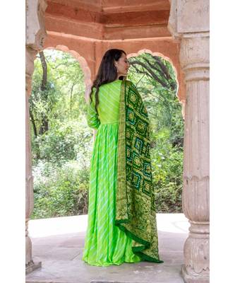 This is upada silk gown with hand tie and die leheriya along with banarsi dupatta 5