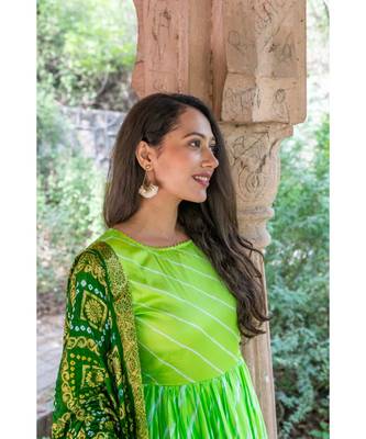 This is upada silk gown with hand tie and die leheriya along with banarsi dupatta 6