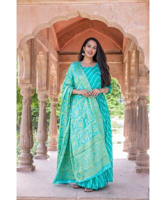 This is upada silk gown with hand tie and die leheriya along with banarsi dupatta 3