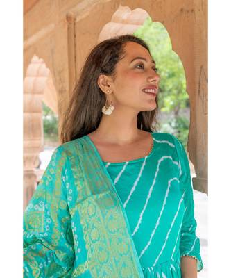This is upada silk gown with hand tie and die leheriya along with banarsi dupatta 7