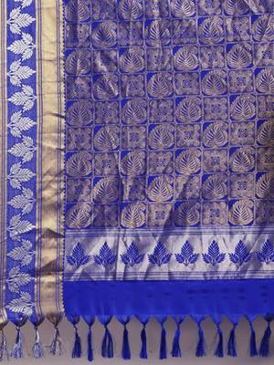 Green hand woven kanchipuram silk saree with blouse 4