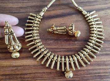 Gold agate necklaces 1