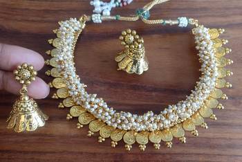 Gold agate necklaces 1