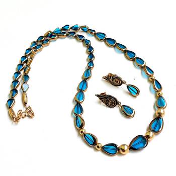 Maroon crystal necklaces 1