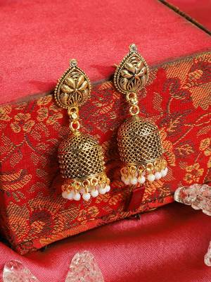 Gold pearl earrings 1