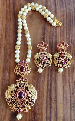 Red agate necklaces 1